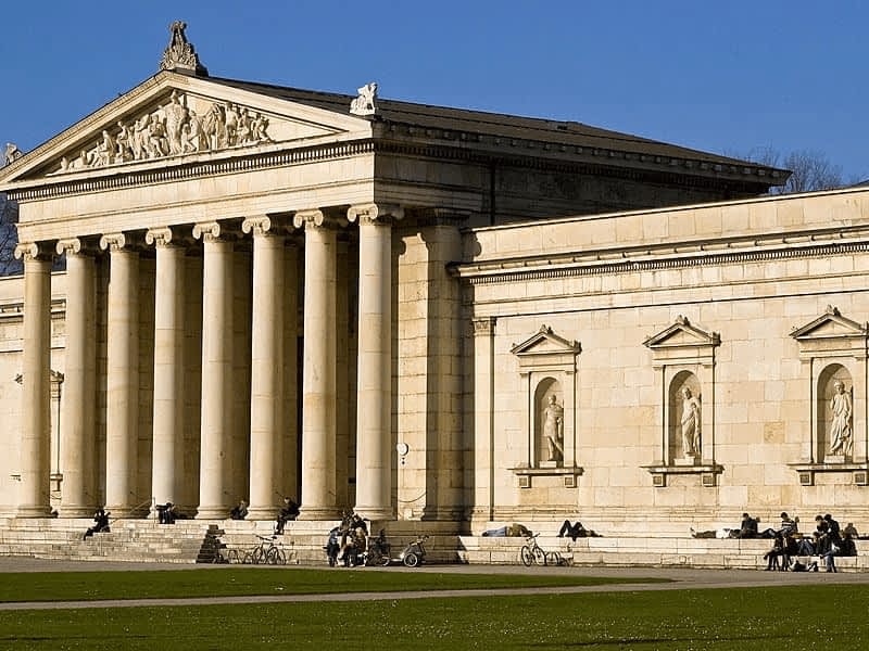 Glyptothek at the Königsplatz by Luis Gervasi (image 1414 by München Tourismus) Glyptothek at the Königsplatz by Luis Gervasi (image 1414 by München Tourismus)
