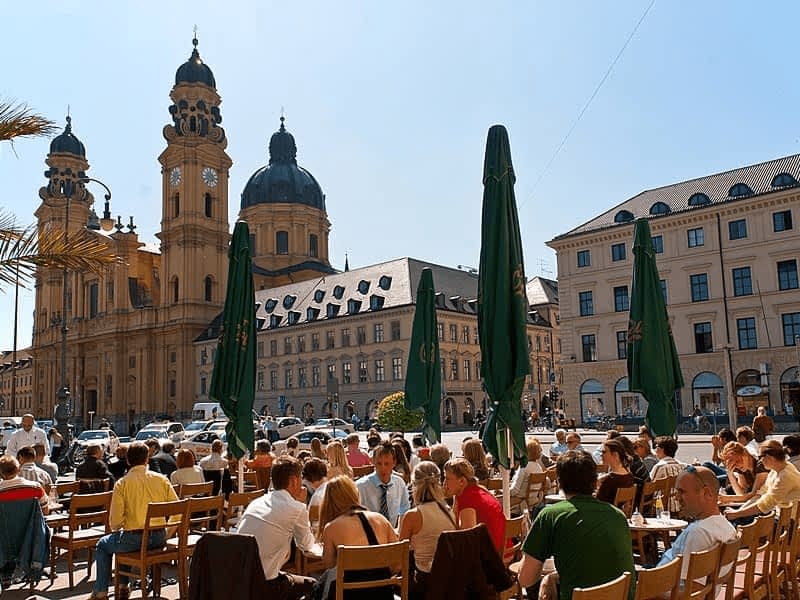 Cafe Tambosi at the Odeonsplatz by Luis Gervasi (image 1455 by München Tourismus) Cafe Tambosi at the Odeonsplatz by Luis Gervasi (image 1455 by München Tourismus)