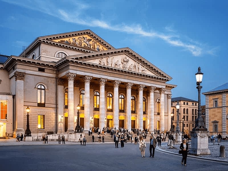 Bavarian State Opera National Theatre in the evening by Felix Löchner (image 2005 by München Tourismus) Bavarian State Opera National Theatre in the evening by Felix Löchner (image 2005 by München Tourismus)