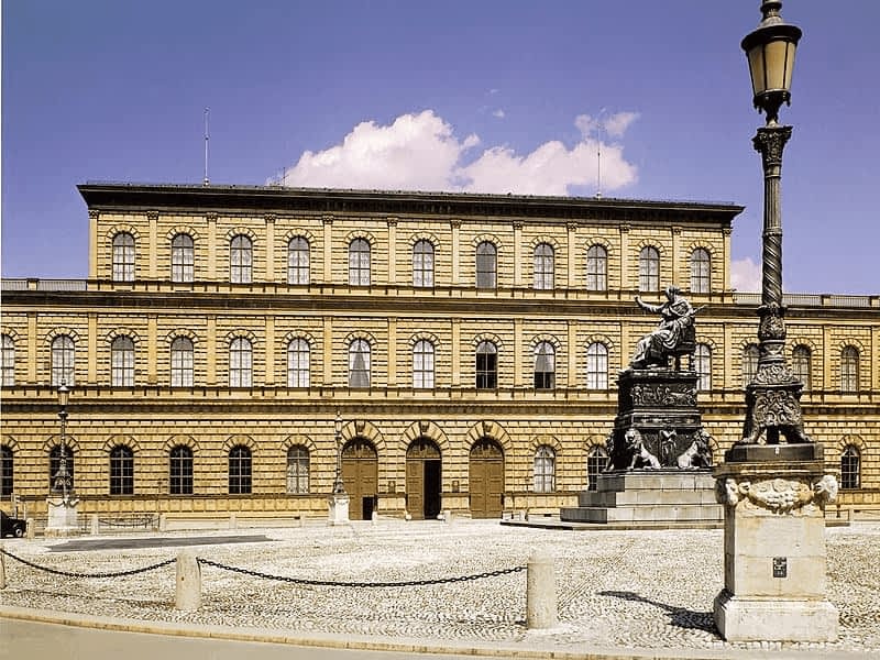 Königsbau of the residence by Fritz Mader (image 671 by München Tourismus) Königsbau of the residence by Fritz Mader (image 671 by München Tourismus)