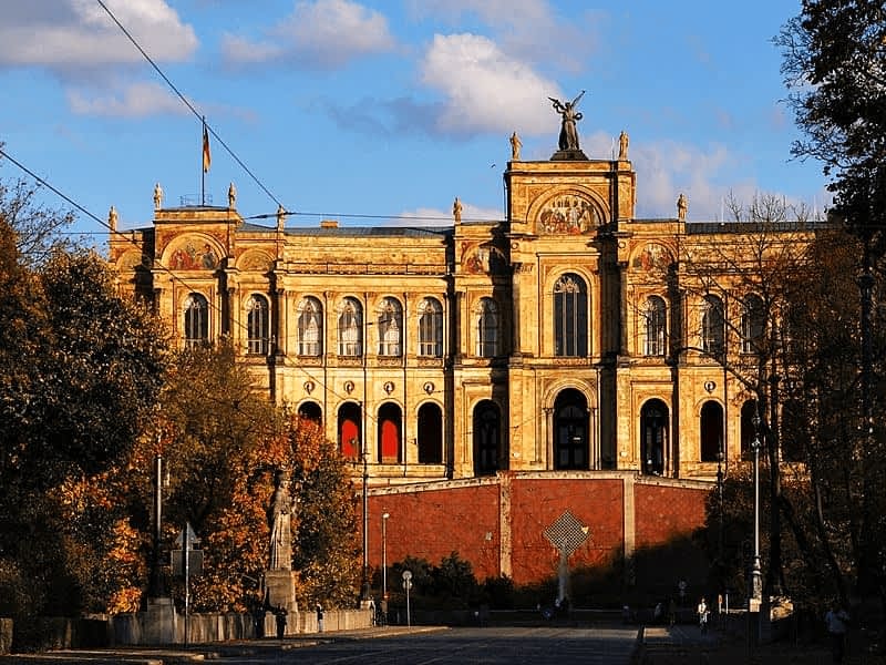 Maximilianaeum by Luis Gervasi (image 1250 by München Tourismus) Maximilianaeum by Luis Gervasi (image 1250 by München Tourismus)